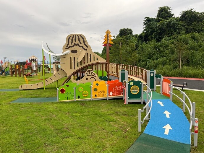 スロープが設けられた幼児用コンビネーション遊具